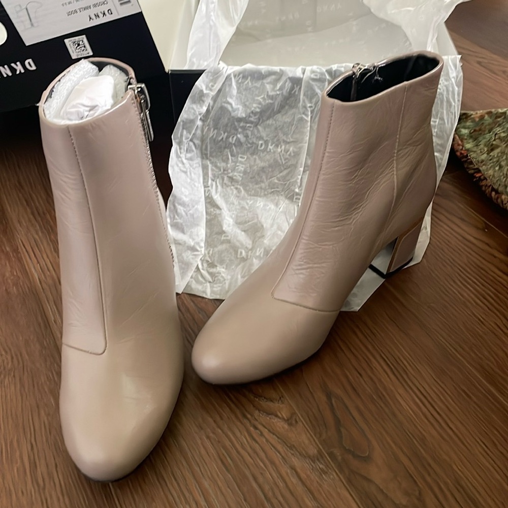 Dkny crosbi ankle boot grey
size 6